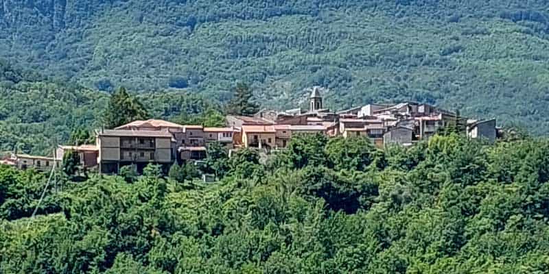 Il piccolo Borgo di Castronovo risale al periodo medievale, si caratterizza per l'assetto architettonico e urbanistico tipico dell'epoca, con le vie strette dominate dal campanile, case compatte con i comignoli e le tegole graffiate dal tempo